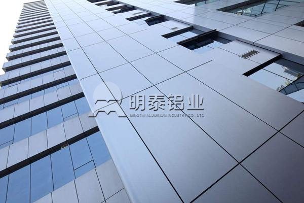 鋁塑板用鋁箔基材厚度一般是多少絲？鋁箔生產(chǎn)廠(chǎng)家哪家好？